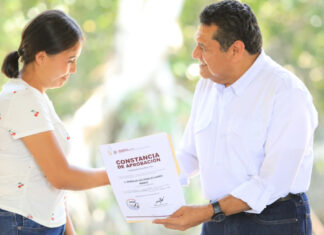 EJECUTIVO TABASCO / Entrega Javier May constancia de Pescando Vida a 100 ostricultoras de Cárdenas; las mujeres son parte importante en el desarrollo de Tabasco reconoció