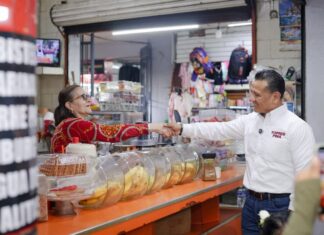 POLÍTICA MICHOACAN / Carlos Torres Piña visita el mercado municipal de Los Reyes