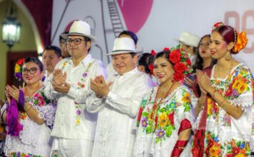 EJECUTIVO YUCATÁN / Juventudes celebran cultura y desarrollo con el Renacimiento Maya El Gobernador Joaquín Díaz Mena encabezó en Ticul la celebración del Día Internacional de las Juventudes, que reunió a jóvenes de 13 municipios para preservar y proyectar las tradiciones yucatecas. El Renacimiento Maya avanza también desde la cultura y la identidad, al reconocer a las juventudes como protagonistas de la preservación y transmisión de las tradiciones que distinguen a Yucatán. Bajo esta visión, el Gobierno del Estado conmemoró en Ticul el Día Internacional de las Juventudes con la Gran Vaquería “Raíz Joven 2026”, encuentro que reunió a jóvenes de distintos municipios para fortalecer el sentido de pertenencia y mantener viva la herencia cultural del estado. La celebración forma parte de la visión del Renacimiento Maya, que reconoce en las juventudes a protagonistas fundamentales para mantener viva la cultura yucateca, fortalecer el sentido de pertenencia y proyectar las tradiciones hacia las nuevas generaciones. El Gobernador Joaquín Díaz Mena, acompañado de la Presidenta Honoraria del DIF Yucatán, Mtra. Wendy Méndez Naal, presidió esta conmemoración en el municipio de Ticul, donde los bajos del Palacio Municipal se llenaron de juventudes jaraneras provenientes de diversos municipios de la entidad. Al dirigir su mensaje, el Gobernador llamó a las juventudes a seguir sus sueños y no desistir hasta alcanzarlos. “Que el lugar donde nacemos no marque su destino. Si estudian y se preparan, pueden llegar tan lejos como quieran. Que nunca permitan que la mala opinión de alguien las y los lleve a dejar sus sueños a un lado. Al contrario, el éxito no consiste en no caer, sino en caer y levantarse para seguir luchando, para seguir adelante”, aseguró el mandatario estatal. Asimismo, Díaz Mena resaltó la importancia de la educación, por lo que agradeció a la Presidenta Claudia Sheinbaum Pardo el impulso a la creación de más universidades en la entidad, como la Rosario Castellanos en Kanasín y la Universidad del Mar en Progreso. Por su parte, la secretaria de las Juventudes, Carla Couoh Cuevas, agradeció a las juventudes y nuevas generaciones que miran hacia adelante sin olvidar de dónde vienen, y que encuentran formas de mantener vivas las tradiciones y el legado cultural de Yucatán. “A todos ustedes, muchas gracias, porque nuestra identidad no es algo que pertenezca solamente al pasado. Nuestra identidad hoy está mucho más viva. Esto también es el Renacimiento Maya que impulsa nuestro Gobernador: no se trata solo de mirar atrás con orgullo, se trata de construir adelante con justicia”, afirmó Couoh Cuevas. La jornada contó con la participación de agrupaciones jaraneras integradas por jóvenes de municipios como Abalá, Chapab, Chumayel, Dzan, Kopomá, Maní, Muna, Opichén, Sacalum, Tecoh, Ticul, Maxcanú y Tekax, quienes dieron muestra de su talento y de su valor como protagonistas en la conservación de la cultura. Esta conmemoración forma parte de las acciones del Gobierno de Joaquín Díaz Mena para generar espacios que promuevan la participación activa de las nuevas generaciones y transmitan el valor de las tradiciones yucatecas.