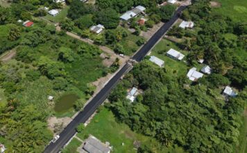 EJECUTIVO VERACRUZ / Supervisa Gobernadora rehabilitación de 22 km del camino Salinas–Los Cántaros La gobernadora Rocío Nahle García supervisó los trabajos de rehabilitación del camino Salinas–Los Cántaros, en el municipio de Alvarado, que registran un avance hasta el kilómetro 14 de los 22 que contempla la obra. Durante el recorrido, destacó que se trata de una vía estratégica para las comunidades de la región, particularmente para las familias dedicadas a la pesca y otras actividades productivas, al facilitar el traslado de sus productos y la comunicación con otras localidades. “Ya van en el kilómetro 14, van avanzando. Deben de terminar en noviembre, diciembre de este año. Va a servir a muchas comunidades que sacan sus productos y es una carretera central”, señaló. La Gobernadora recordó que este camino fue pavimentado hace 26 años y desde entonces no había recibido una intervención, pese a ser una vía fundamental para los habitantes de Salinas, Rancho La Culata, Puente la Carreta, Rincón de la Palma, Extramuros, Playuelas, Rancho Paso de la Calentura, La Palma, El Nanchal, Los Amates, Moral y Mosquitero, Los Prietitos, Costa de la Palma y Los Cántaros. La rehabilitación contempla una carpeta asfáltica de siete centímetros de grosor, reductores de velocidad tipo boyas, trabajos de terracerías, drenaje, señalamiento horizontal y vertical, así como la construcción de cunetas y bordillos de concreto, con el objetivo de mejorar la seguridad y las condiciones de movilidad de las comunidades. La obra cuenta con seguimiento de la Secretaría de Infraestructura y Obras Públicas y se prevé que concluya entre noviembre y diciembre de este año.