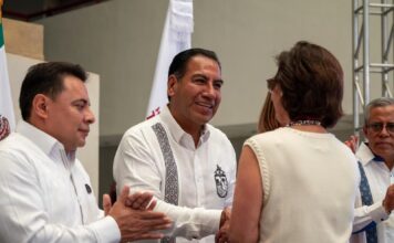 EJECUTIVO CHIAPAS / Eduardo Ramírez Aguilar entrega la Medalla al Mérito “Notaria Laura Martínez Chanona” con notarias y notarios de Chiapas